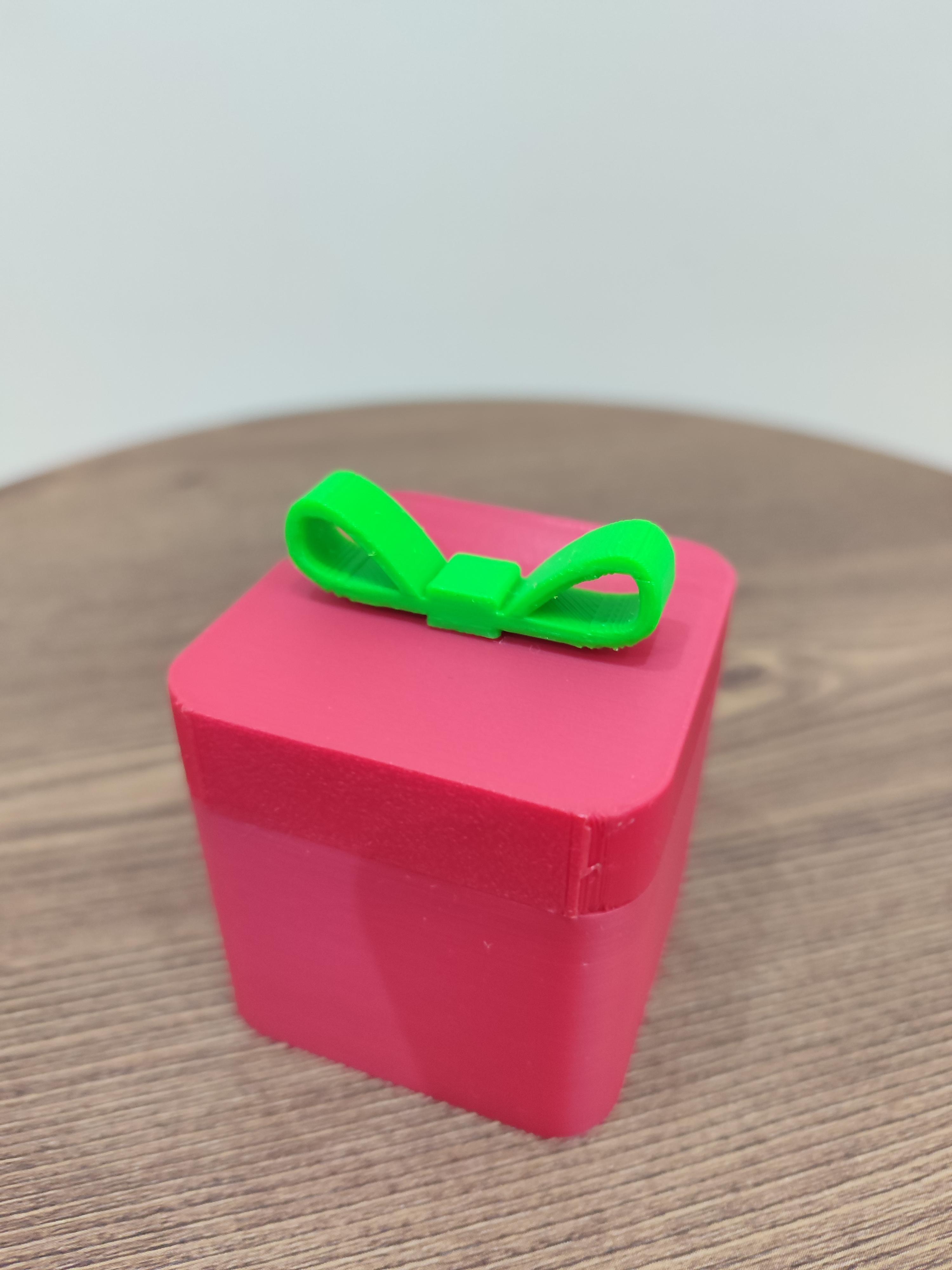 Şaka Kutusu - Hediye Kutusu - İçinden Orta Parmak Fırlar