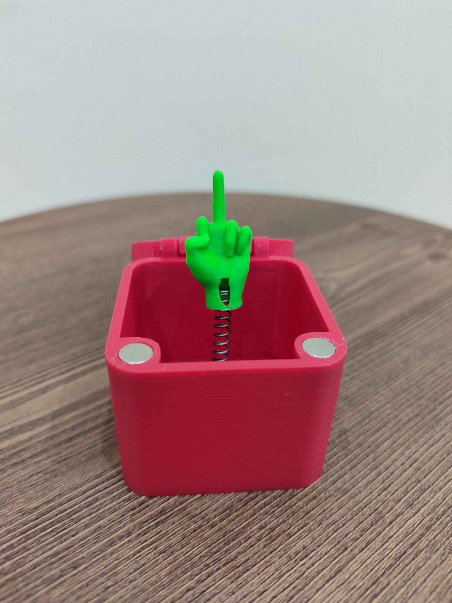 Şaka Kutusu - Hediye Kutusu - İçinden Orta Parmak Fırlar